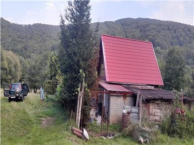 Cabana de vacanta in com Oituz/Poiana Sarata la strada principala