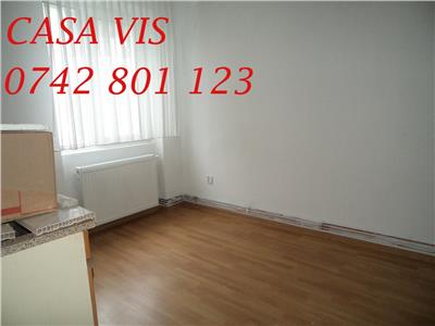 VANDUT !! Apartament cu 3 camere, etajul 2, zona de jos